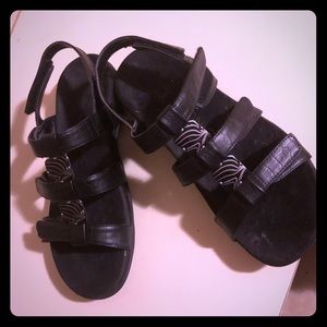 Gently used Vionic black sandals Sz 7